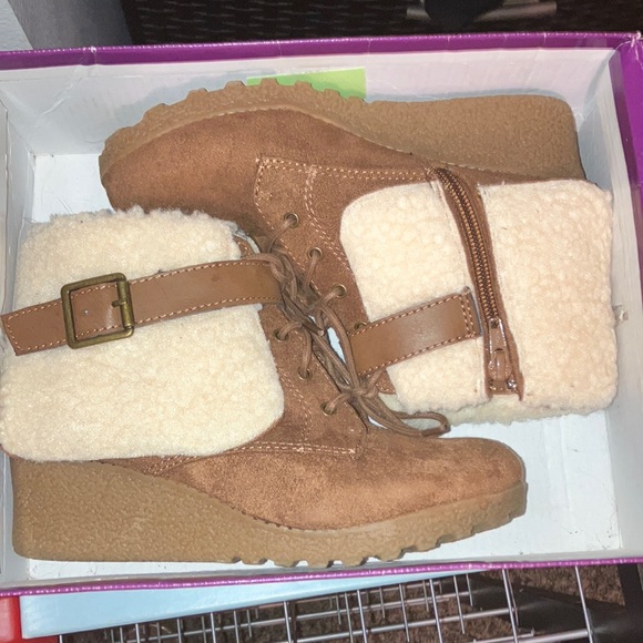 Too small size 3 in kids. - Picture 1 of 1